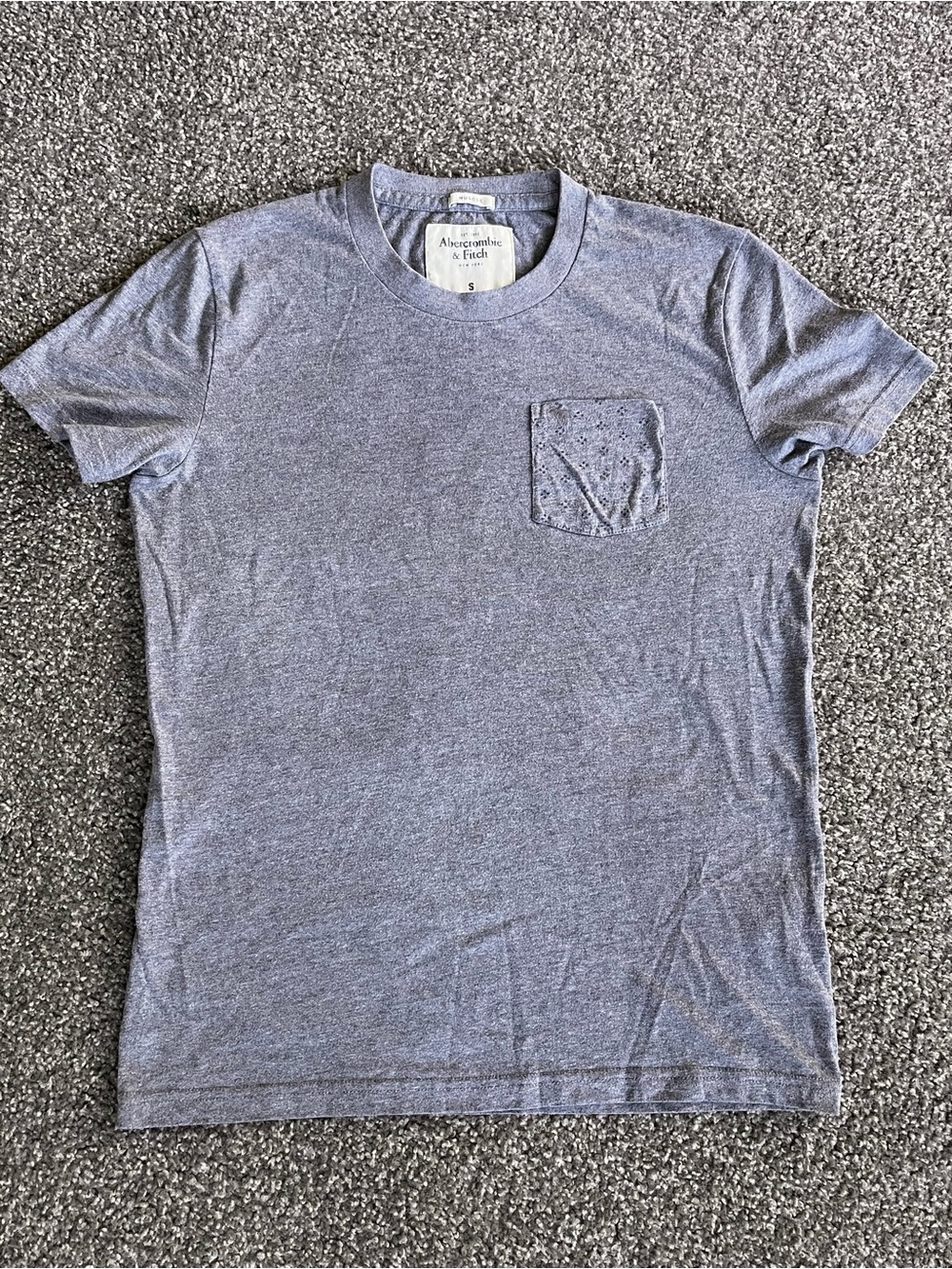 Abercrombie & Fitch Men's Muscle Fit Heather Gray Pocket Motif T-Shirt